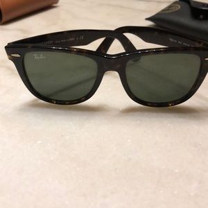 Large Ray-Ban Wayfarer